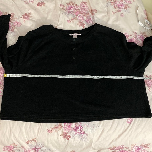 Victoria’s Secret | Short Black Raglan Sleeve Knit Top - Picture 9 of 9